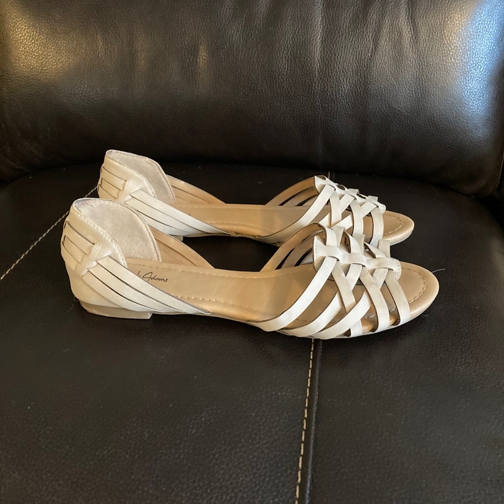 Beige sandal flats